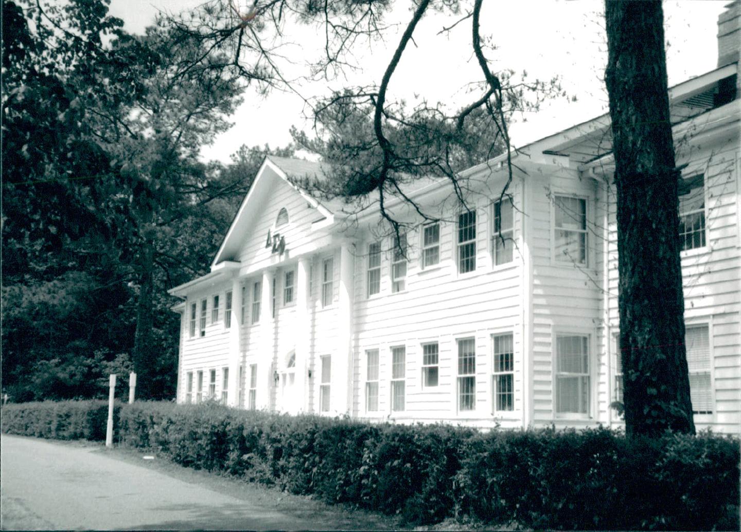 Carolina Pines Hotel, 1999