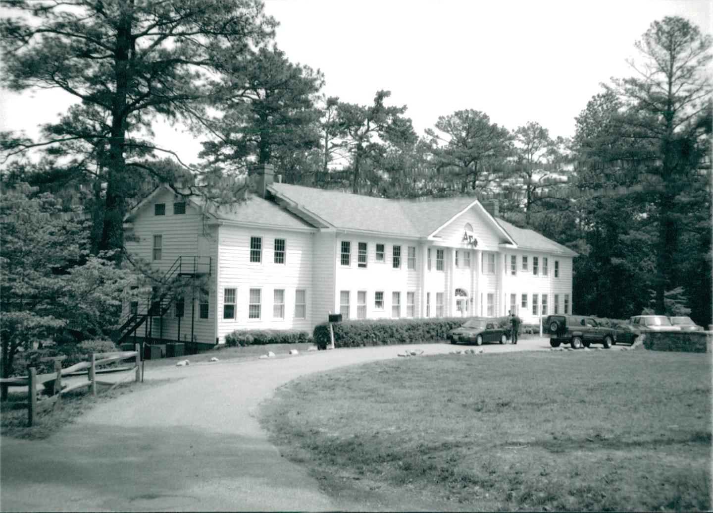Carolina Pines Hotel, 1999