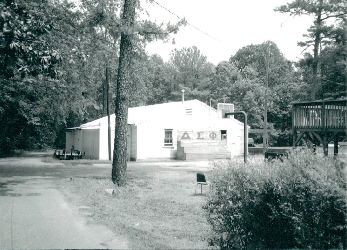 Carolina Pines Hotel, 1999