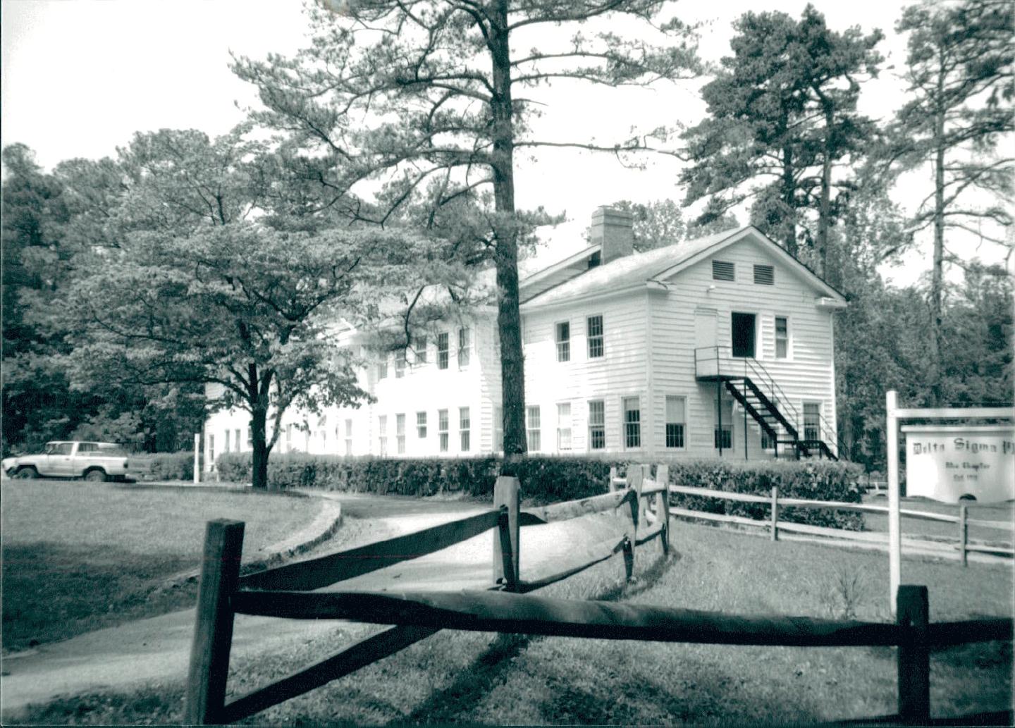 Carolina Pines Hotel, 1999